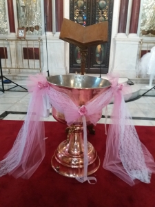 στολισμος βάπτισης εκκλησιας για κοριτσι με τουλι ροζ και φυσικα λουλουδια