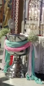Στολισμός βάπτισης για κορίτσι στολισμός κολυμπήθρας με γαζα ροζ βεραμάν και φυσικο λουλουδι