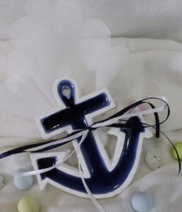 Μπομπονιέρα βάπτισης για αγόρι ολοκληρωμένη με τούλι και κουφέτα μαγνητάκι κεραμικό ναυτική αγκυρα