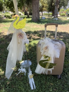 Σέτ βαπτισης για κορίτσι  κούτα βαλίτσα τρόλεϋ χρυσό κύκνος