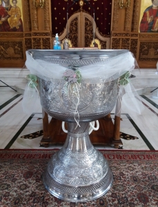 Στολισμός εκκλησίας και κολυμπηθρας βάπτισης για κορίτσι με γάζες και φυσικα ανθη λουλουδια