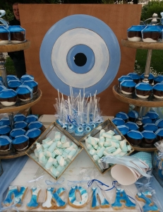 Στολισμος εκκλησιας βαπτισης candy bar μάτι γλυκίσματα μπισκότα μακαρόν μπεζέδες donuts